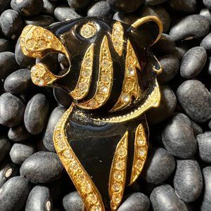 Vintage Giovanni Gold Tone Black Rhinestone Tigers Head Brooch/PIn